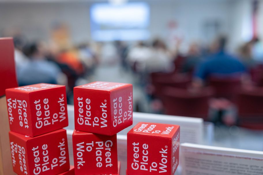 rote Great Place to Work Würfel bei Netzwerkveranstaltung