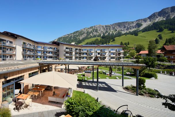 Außenansicht des Panoramahotels
Oberjoch mit Sonnenterrasse und
Bergkulisse.
