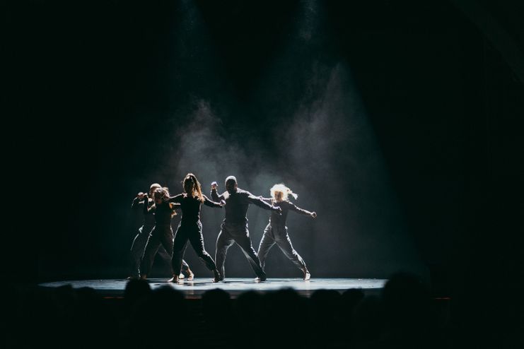 Tanzperformance auf einer Bühne