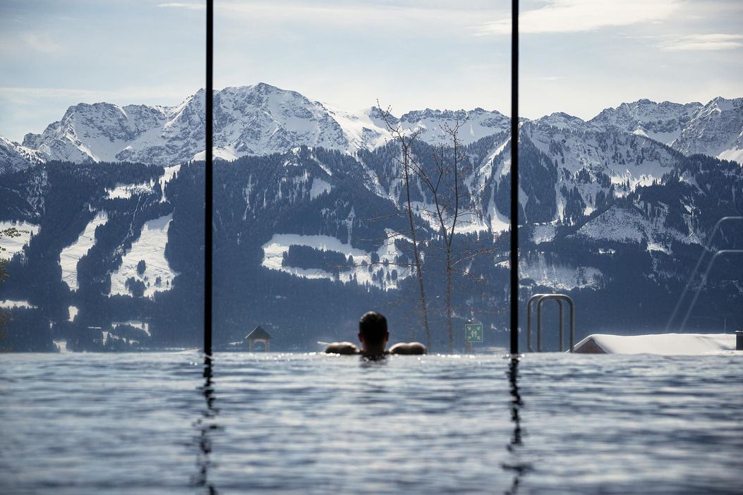 Kinderhotel-Allgaeuer-Berghof-Indoor-Pool-Aussicht