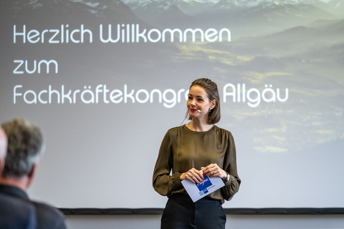 Gesa Zötler Moderiert 2025Fachkräftekongress ©IHK SchwabenDominik Berchtold