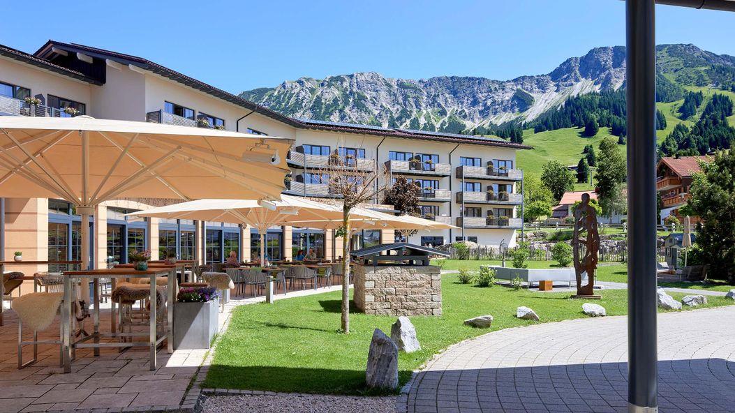 Panoramahotel Eingang Terrasse Berge Sommer