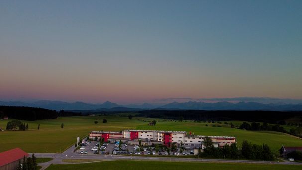 Außenaufnahme bei Sonnenuntergang des Das Weitblick im Allgäu mit Ausblick auf das Bergpanorama
