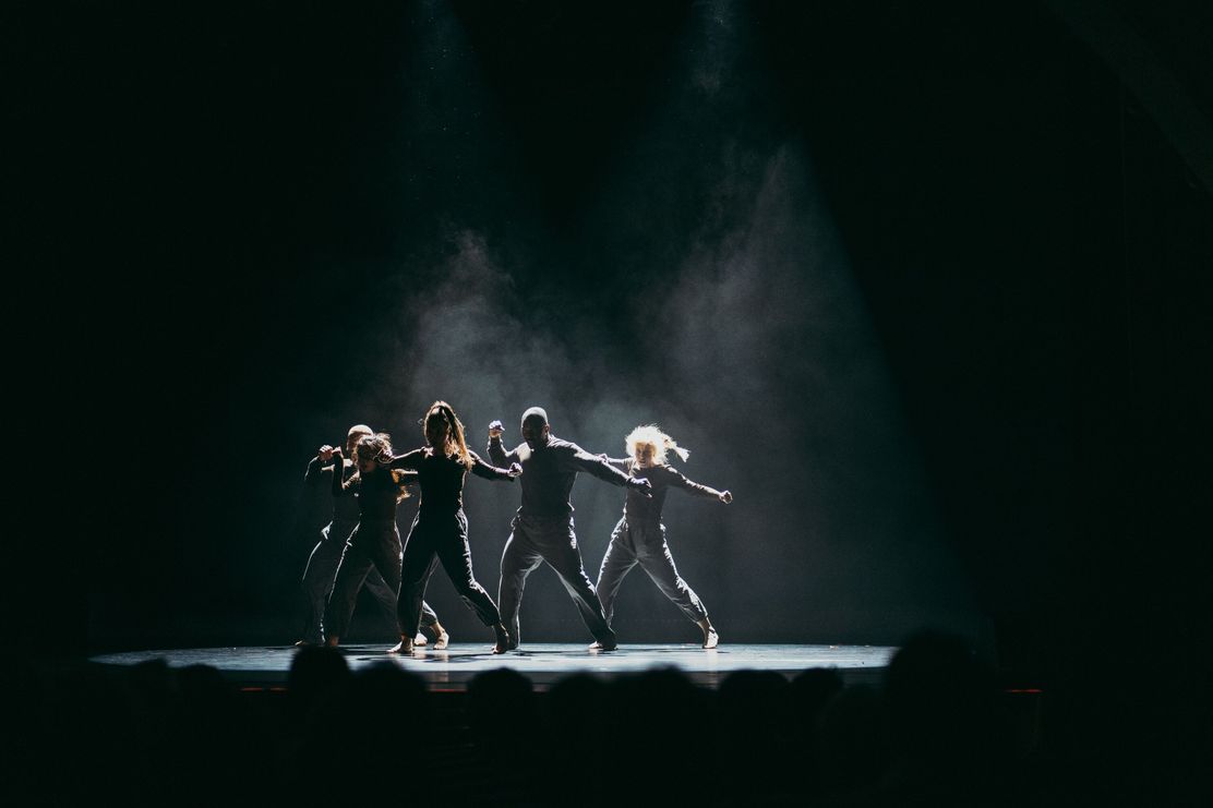 Tanzperformance auf einer Bühne
