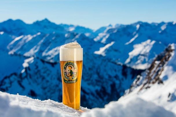 Büble Edelbräu Glas im Schnee1