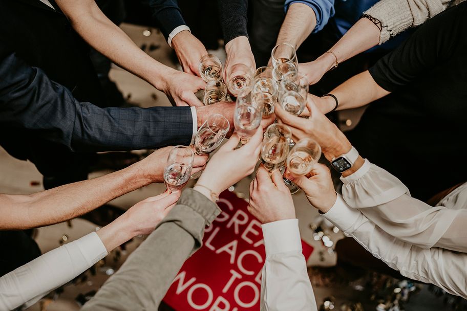 UWT GPtW 22-2-E15-webHände stoßen im großen Kreis an